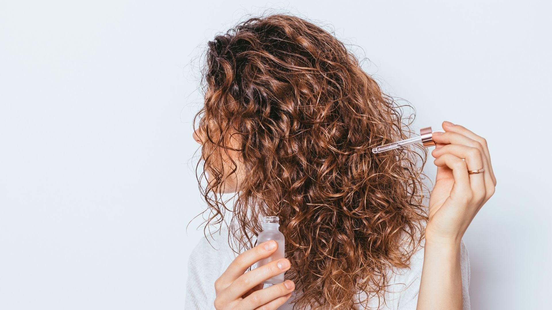Boucles parfaites : les secrets d’un coiffage longue tenue sans abîmer vos cheveux