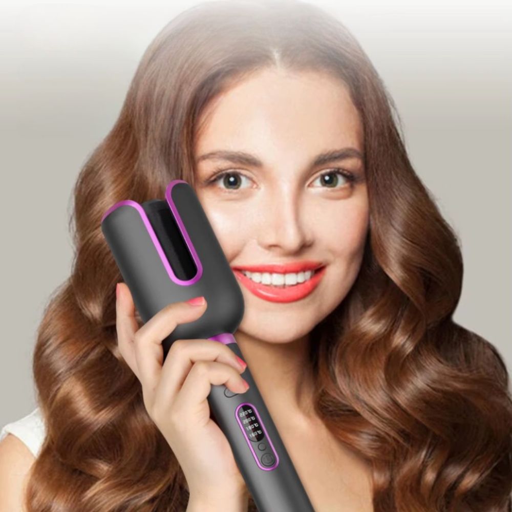 Boucleur Automatique Gris – Boucles Souples et Brillantes tenu par une femme