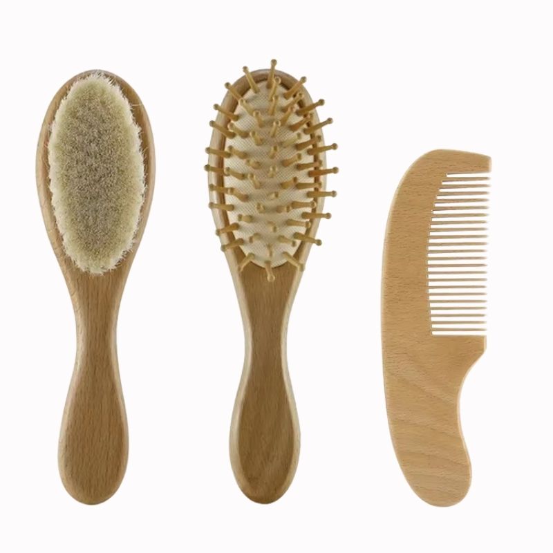 Brosse À Cheveux Bébé – Coffret Premier Âge sur fond blanc
