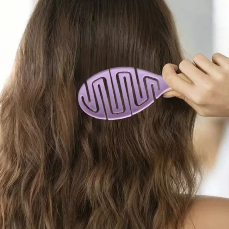 Brosse Démêlante Violette – Anti-Nœuds utilisée par une femme