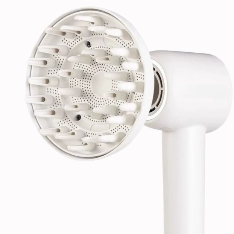 Embout Sèche-Cheveux – Diffusion Délicate sur fond blanc